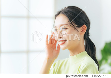 戴眼鏡的女人 110551552