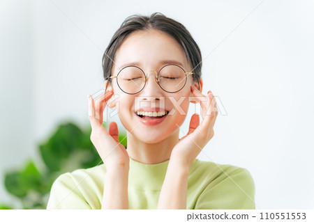 戴眼鏡的女人 110551553