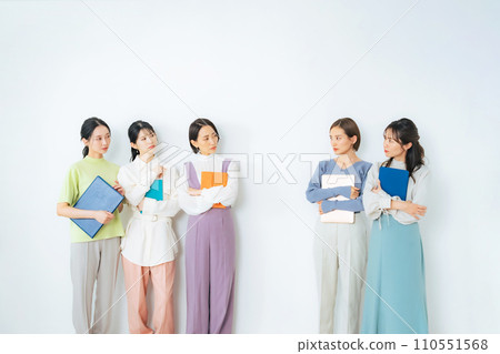 A group of middle-aged women who don't get along well 110551568