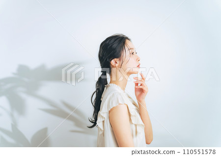 自然妝容的女人美麗的形象 自然妝容的女人美麗的形象 110551578
