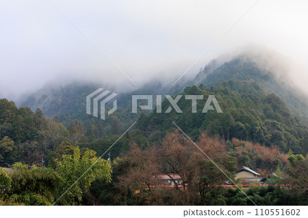 霧包圍的山 110551602