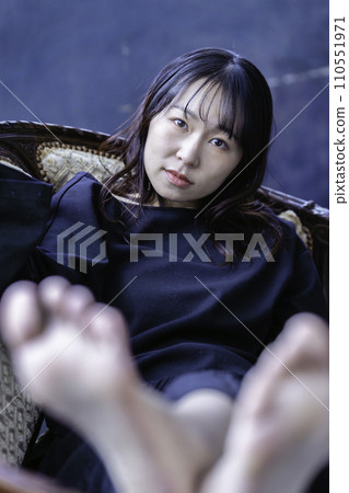 穿著黑色洋裝的酷年輕女人 110551971