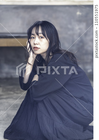 穿著黑色洋裝的酷年輕女人 110551975