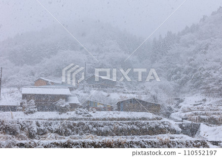 雪中的鄉村小鎮 110552197