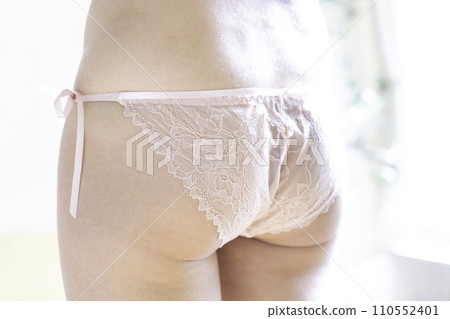 女款短褲【部分剪裁】 110552401