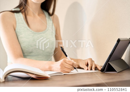 Hands of a female trainer studying training Hands of a female trainer studying training 110552841