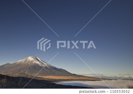 Mt. Fuji seen from Myojin Pass and Lake Yamanaka smothered in fog 6 110553032