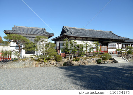 秋季建國神社 - 神社倉庫與神社事務所 - 京都市北區紫野 110554175