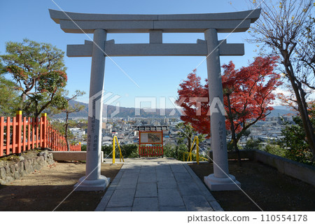 Kenkun Shrine in autumn, view of the city from the torii gate on the approach, Murasakino, Kita Ward, Kyoto City Kenkun Shrine in autumn, view of the city from the torii gate on the approach, Murasakino, Kita Ward, Kyoto City 110554178