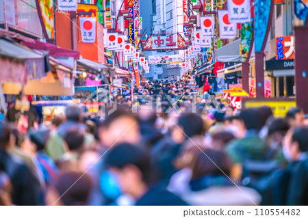 Japan's Tokyo cityscape At the end of the year, the upper middle school runs parallel to the bustling Ameyoko...A ray of hope in the new year...=December 29, 2020 110554482