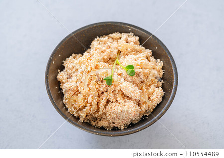 冬季菜餚:魚子調味 冬季菜餚:魚子調味 110554489