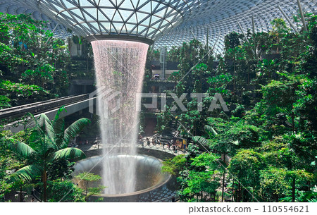 星耀樟宜機場的瀑布。新加坡旅遊景點。 星耀樟宜機場的瀑布。新加坡旅遊景點。 110554621