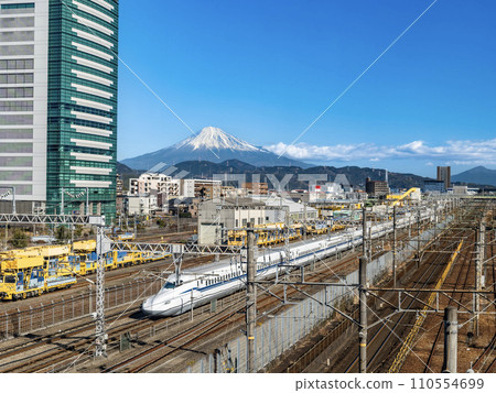 從靜岡縣靜岡市的 JR 東靜岡站眺望新幹線和富士山 從靜岡縣靜岡市的 JR 東靜岡站眺望新幹線和富士山 110554699