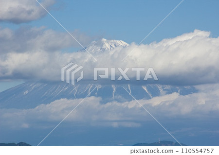 藍天、白雲、白雪皚皚的富士山，日本平 110554757