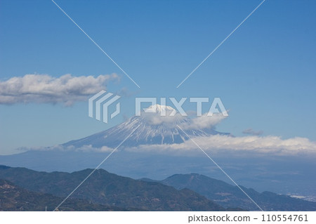 藍天、白雲、白雪皚皚的富士山,日本平 藍天、白雲、白雪皚皚的富士山,日本平 110554761