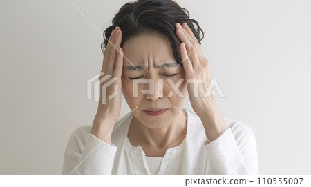 Middle-aged woman grimacing due to headache 2 Middle-aged woman grimacing due to headache 2 110555007