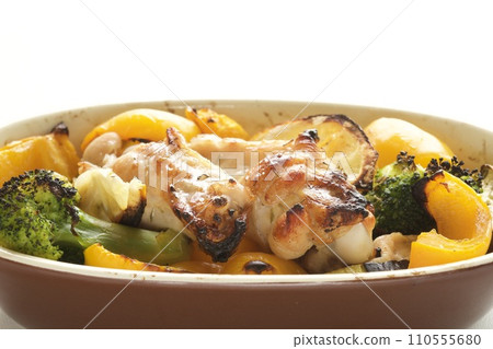 Grilled chicken wings and vegetables Grilled chicken wings and vegetables 110555680