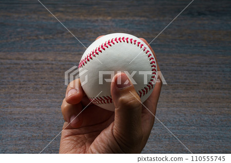 拿著硬球棒球的男人的手 110555745