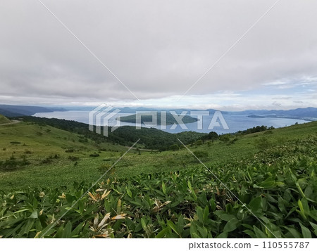 Lake Kussharo seen from Bihoro Pass in eastern Hokkaido 110555787