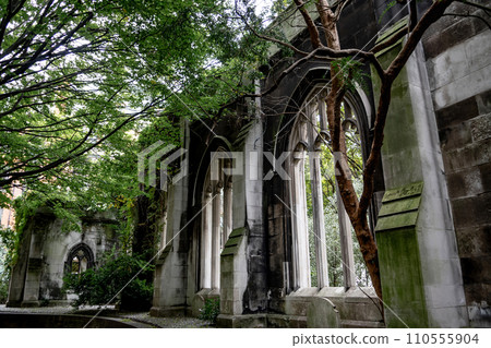 St. Dunstan In The Eeast, Abandoned And Decayed Church Ruin With Peaceful Garden In The Churchyard In London, United Kingdom 110555904