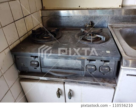 廚房很髒，有瓦斯爐，牆壁上有油漬和泛黃的痕跡，爐灶生鏽且佈滿灰塵，尚未清理。 110556210