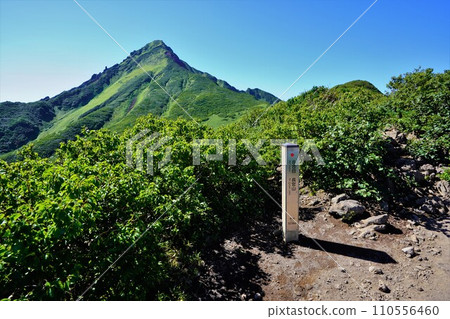 天之山的石柱和利尻山的山頂 天之山的石柱和利尻山的山頂 110556460