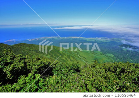 Mountain ridge, coastline, and Rebun Island seen from Mt. Choiyama of Mt. Rishiri 110556464