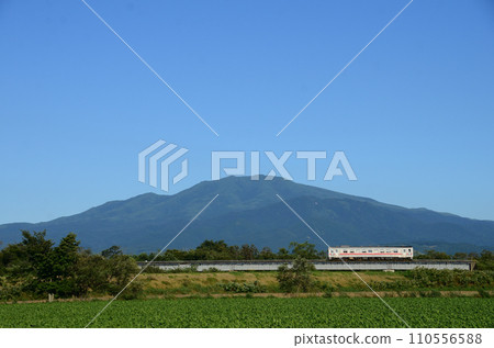 釧網本線的普通列車開往釧路站,可欣賞海別山的側景。 釧網本線的普通列車開往釧路站,可欣賞海別山的側景。 110556588