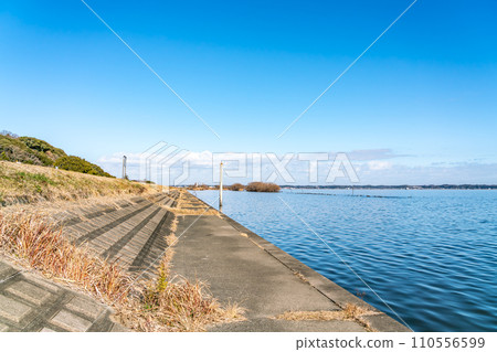 [Ibaraki Prefecture] Winter blue sky and Lake Kasumigaura (January) 110556599