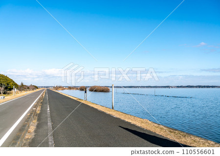 [茨城縣]冬季藍天和霞浦湖（1月） 110556601