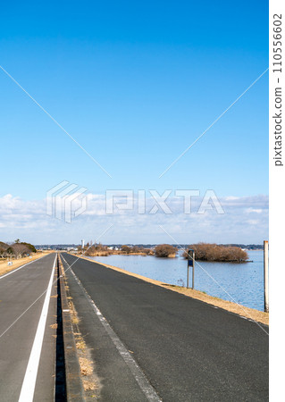 [茨城縣]冬季藍天和霞浦湖（1月） 110556602