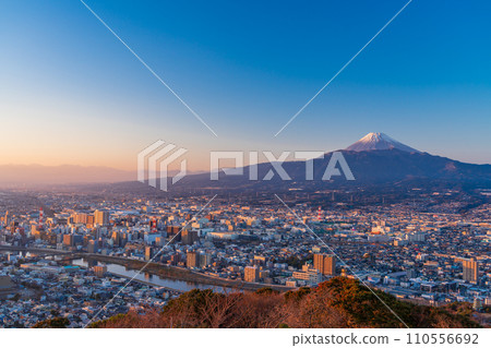 Cityscape of Numazu (Shizuoka Prefecture) and sunset view of Mt. Fuji 110556692