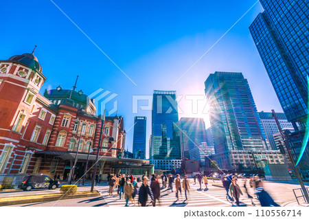 日本東京城市景觀從東京站丸之內北口看東京站紅磚車站大樓...光與影...=2020年1月14日 日本東京城市景觀從東京站丸之內北口看東京站紅磚車站大樓...光與影...=2020年1月14日 110556714
