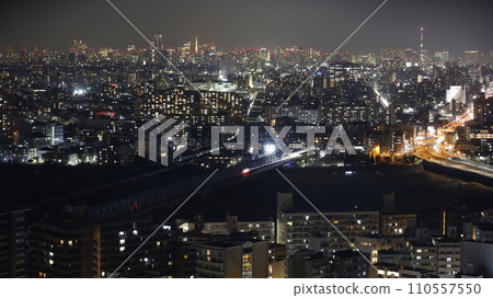 從川崎市政府的展望台眺望東京夜景,包括東京鐵塔和東京晴空塔。 從川崎市政府的展望台眺望東京夜景,包括東京鐵塔和東京晴空塔。 110557550