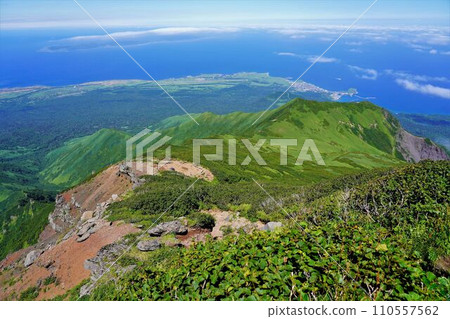 從利尻山九合目眺望的崔山、北嶺、禮文島 從利尻山九合目眺望的崔山、北嶺、禮文島 110557562