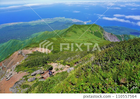 從利尻山九合目眺望長山和北嶺 從利尻山九合目眺望長山和北嶺 110557564
