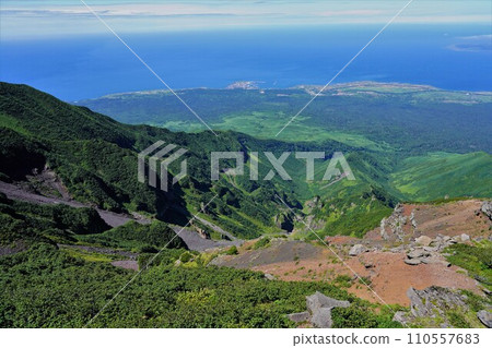 從利尻山九合目眺望的玖方陵和玖方港 110557683