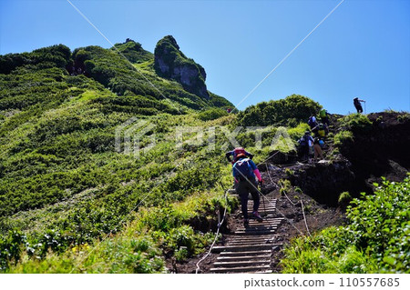 登山者前往利ish峰頂 登山者前往利ish峰頂 110557685