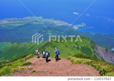 登山客從利尻山九合目眺望風景 110557687