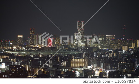 從川崎市政府展望台看橫濱和港未來區的夜景,可以看到摩天輪和橫濱地標塔 從川崎市政府展望台看橫濱和港未來區的夜景,可以看到摩天輪和橫濱地標塔 110557834