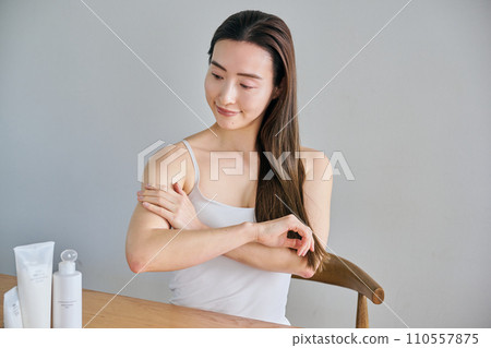 30多歲的女性在上臂塗霜保養身體 110557875