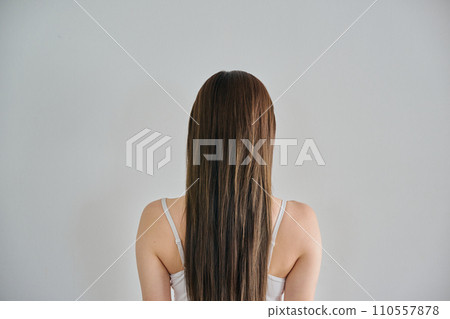 A woman in her 30s from behind wearing a tank top A woman in her 30s from behind wearing a tank top 110557878