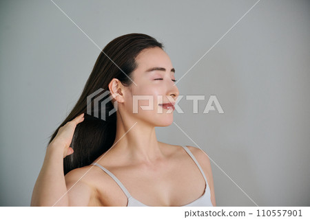 30多歲的長髮女子梳頭髮 110557901