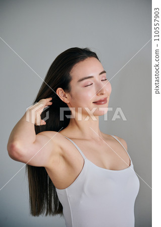 30多歲的長髮女子梳頭髮 110557903