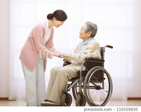 輪椅老人和女幫手 輪椅老人和女幫手 110559930