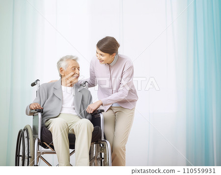輪椅老人和女幫手 輪椅老人和女幫手 110559931