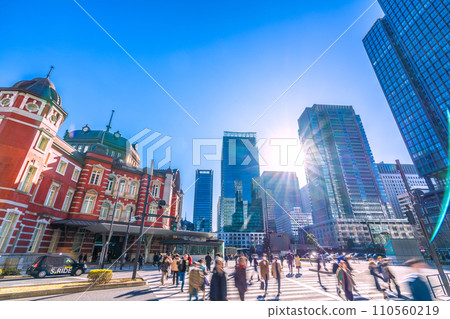 日本東京城市景觀從東京站丸之內北口看東京站紅磚車站大樓...光與影...=2020年1月14日 日本東京城市景觀從東京站丸之內北口看東京站紅磚車站大樓...光與影...=2020年1月14日 110560219