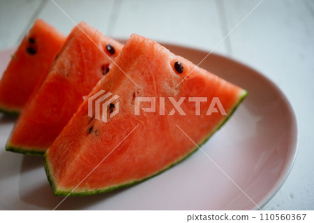 切西瓜。我吃了西瓜,這是夏天的美食。 切西瓜。我吃了西瓜,這是夏天的美食。 110560367