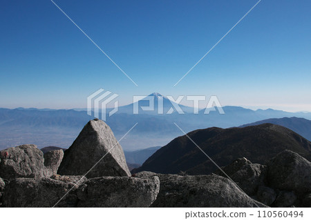 從南阿爾卑斯山看初冬的富士山 從南阿爾卑斯山看初冬的富士山 110560494