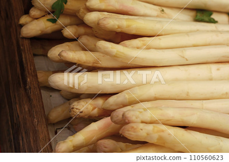White asparagus in wooden box 110560623